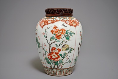Un vase en porcelaine de Chine famille verte au couvercle en bois sculpt&eacute;, Kangxi