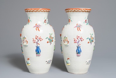 Een paar Chinese famille rose vazen met reli&euml;fdecor van kostbaarheden, Republiek, 1e helft 20e eeuw