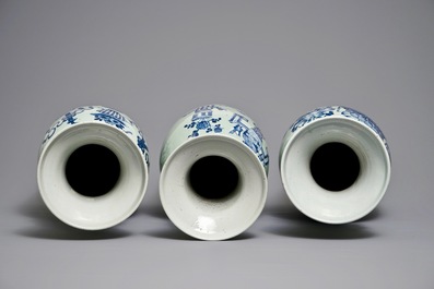 Drie Chinese vazen met blauwwit decor op celadon fondkleur, 19/20e eeuw