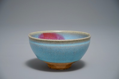 Un bol en gr&egrave;s &eacute;maill&eacute; turquoise de type Junyao &agrave; t&acirc;che pourpre, prob. Song