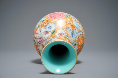 Een Chinese famille rose millefleurs vaas, Qianlong merk, 20e eeuw