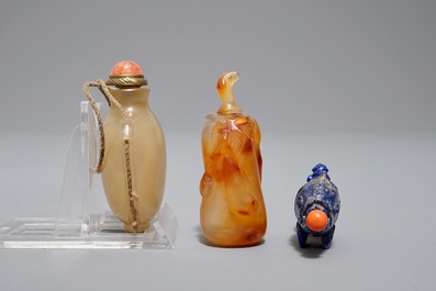 Drie Chinese snuifflessen in agaat en lapis lazuli, 19/20e eeuw