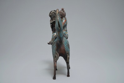 Un br&ucirc;le-parfom en forme d&rsquo;une figure sur kylin en bronze et cloisonn&eacute;, Chine, 19&egrave;me