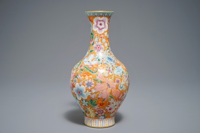 Een Chinese famille rose millefleurs vaas, Qianlong merk, 20e eeuw