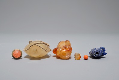Drie Chinese snuifflessen in agaat en lapis lazuli, 19/20e eeuw