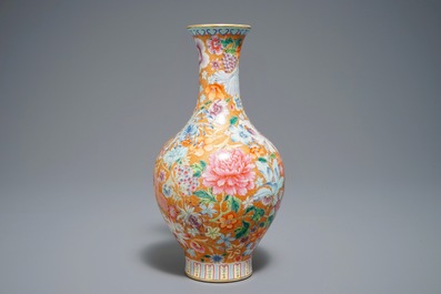 Een Chinese famille rose millefleurs vaas, Qianlong merk, 20e eeuw