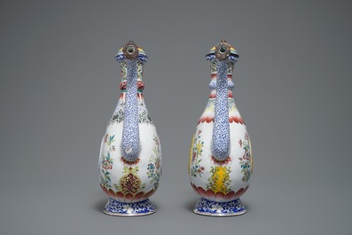 Deux verseuses couvertes en &eacute;maux de Canton, Qianlong