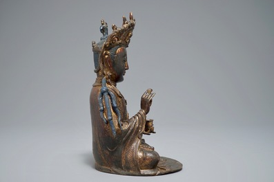 Un mod&egrave;le de Guanyin en bronze dor&eacute; et laqu&eacute;, Chine, Ming