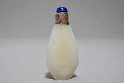 Een Chinese jade snuiffles met zilveren montuur, 19e eeuw
