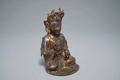 Un mod&egrave;le de Guanyin en bronze dor&eacute; et laqu&eacute;, Chine, Ming