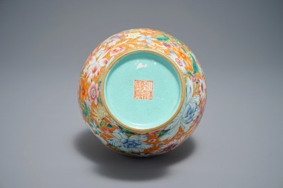 Een Chinese famille rose millefleurs vaas, Qianlong merk, 20e eeuw