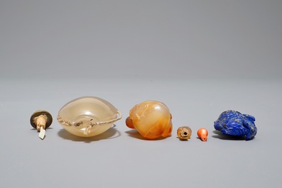 Drie Chinese snuifflessen in agaat en lapis lazuli, 19/20e eeuw