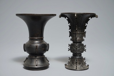 Deux vases de forme gu en bronze, Chine, 17/18&egrave;me