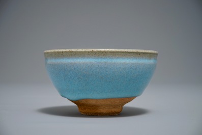 Un bol en gr&egrave;s &eacute;maill&eacute; turquoise de type Junyao &agrave; t&acirc;che pourpre, prob. Song