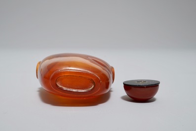 Een Chinese snuiffles in amber, 18/19e eeuw