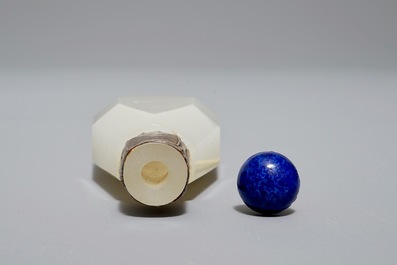 Een Chinese jade snuiffles met zilveren montuur, 19e eeuw