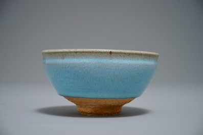 Un bol en gr&egrave;s &eacute;maill&eacute; turquoise de type Junyao &agrave; t&acirc;che pourpre, prob. Song