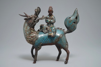 Un br&ucirc;le-parfom en forme d&rsquo;une figure sur kylin en bronze et cloisonn&eacute;, Chine, 19&egrave;me