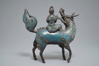 Un br&ucirc;le-parfom en forme d&rsquo;une figure sur kylin en bronze et cloisonn&eacute;, Chine, 19&egrave;me