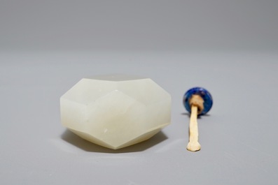 Een Chinese jade snuiffles met zilveren montuur, 19e eeuw