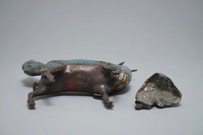 Un br&ucirc;le-parfom en forme d&rsquo;une figure sur kylin en bronze et cloisonn&eacute;, Chine, 19&egrave;me