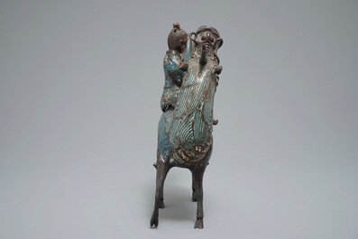 Un br&ucirc;le-parfom en forme d&rsquo;une figure sur kylin en bronze et cloisonn&eacute;, Chine, 19&egrave;me