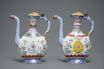 Deux verseuses couvertes en &eacute;maux de Canton, Qianlong