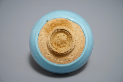 Un bol en gr&egrave;s &eacute;maill&eacute; turquoise de type Junyao &agrave; t&acirc;che pourpre, prob. Song