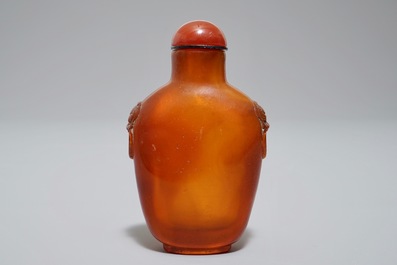 Een Chinese snuiffles in amber, 18/19e eeuw