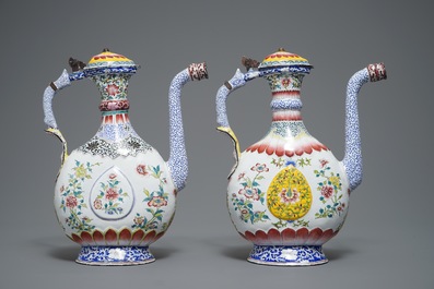 Deux verseuses couvertes en &eacute;maux de Canton, Qianlong