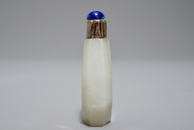 Een Chinese jade snuiffles met zilveren montuur, 19e eeuw