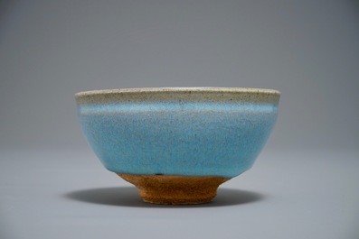 Un bol en gr&egrave;s &eacute;maill&eacute; turquoise de type Junyao &agrave; t&acirc;che pourpre, prob. Song