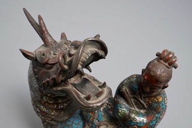 Un br&ucirc;le-parfom en forme d&rsquo;une figure sur kylin en bronze et cloisonn&eacute;, Chine, 19&egrave;me