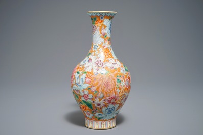 Een Chinese famille rose millefleurs vaas, Qianlong merk, 20e eeuw