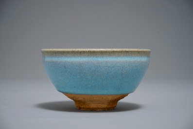 Un bol en gr&egrave;s &eacute;maill&eacute; turquoise de type Junyao &agrave; t&acirc;che pourpre, prob. Song