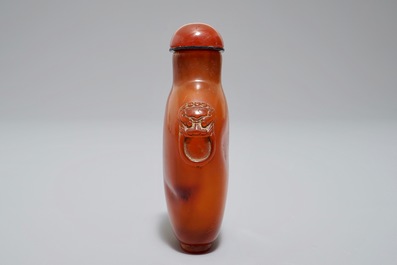 Een Chinese snuiffles in amber, 18/19e eeuw
