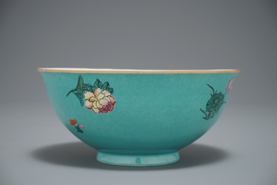 A Chinese famille rose turquoise-ground bowl, Qianlong mark, 19/20th C.