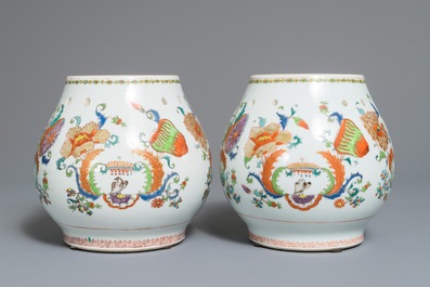 Een paar Chinese famille rose 'Pompadour' geurpotten, Qianlong, ca. 1745