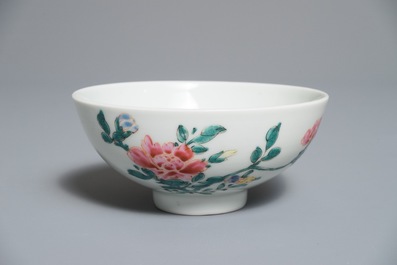 Een Chinese famille rose kom met floraal decor, Yongzheng merk en periode