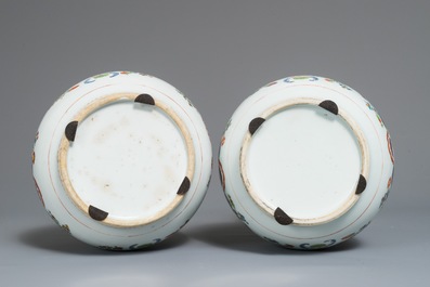 Een paar Chinese famille rose 'Pompadour' geurpotten, Qianlong, ca. 1745
