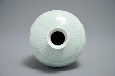 Un vase de forme meiping en porcelaine de Chine c&eacute;ladon &agrave; d&eacute;cor de dragons, marque de Qianlong, 19/20&egrave;me