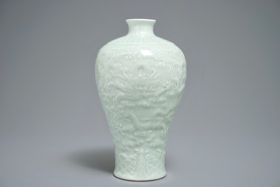 Un vase de forme meiping en porcelaine de Chine c&eacute;ladon &agrave; d&eacute;cor de dragons, marque de Qianlong, 19/20&egrave;me