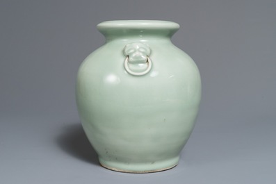 Een Chinese monochrome celadon vaas met leeuwenkoppen als oren, 19e eeuw