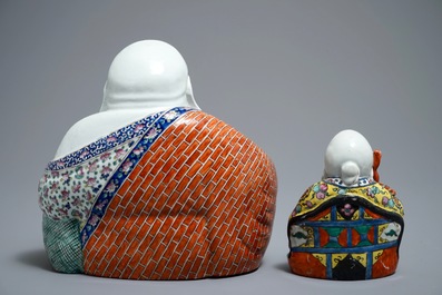 Une figure de Bouddha et une de Shou Lao en porcelaine de Chine famille rose, 19/20&egrave;me