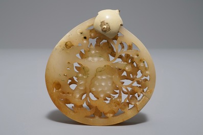 Une plaque ajour&eacute;e en jade sculpt&eacute; &agrave; d&eacute;cor d'un ph&eacute;nix, Ming ou avant