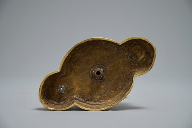 Une petite lampe compos&eacute;e de porcelaine de Chine, corail, cristal de rocher et ambre dans sa monture en bronze dor&eacute; fran&ccedil;ais, 19/20&egrave;me