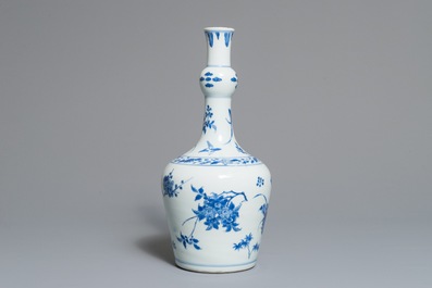 Een Chinese blauwwitte knobbelvaas met floraal decor, Transitie periode