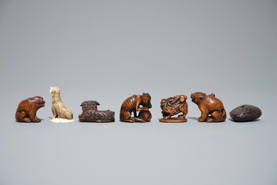 Zeven houten en ivoren netsuke en okimono, Japan, Meiji, 19/20e eeuw