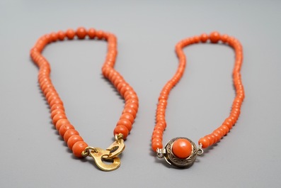 Cinq colliers en jade et corail, Chine, 20&egrave;me