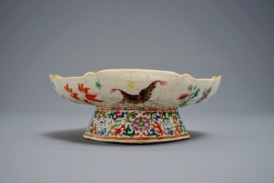 A Chinese famille rose bowl on foot, Jiaqing mark, 19th C.